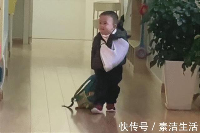 父母|3岁孩子手臂骨折,还坚持带伤去幼儿园,走出一副“大佬”的气势