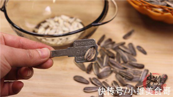 瓜子谁还用嘴啃?只用一把钥匙,一分钟剥一碗,不伤手也不脏嘴