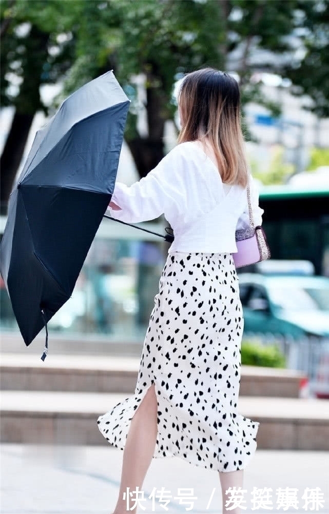 路人街拍辣妈真会穿,一件“夏日点点裙”美翻全场,超养眼