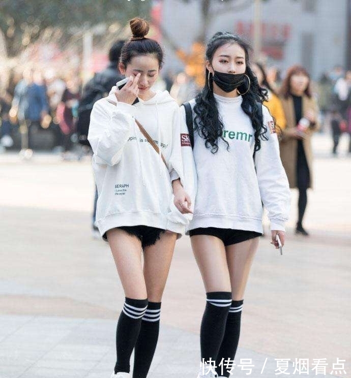 女人|街拍丨如果女人穿同样服装,那拼的就是身材和颜值了