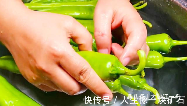 辣椒这样做太好吃了，不加一滴水，一次腌制20斤，放一年都不坏