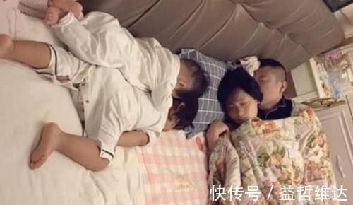 睡姿|婆婆拍下一家四口睡姿,夫妻俩秀恩爱睡姿走红,网友:孩子是意外