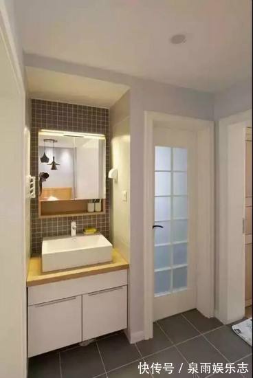 马桶|卫生间布局装错影响很大！一人在里边上厕所，全家人在外等着洗漱