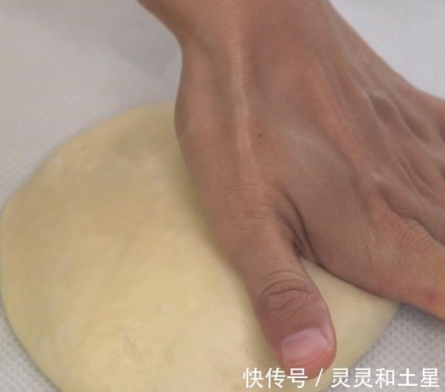 低筋面粉|夏天做面包,2个动作10分钟揉出手套膜,面包松软蓬松一次就成功!