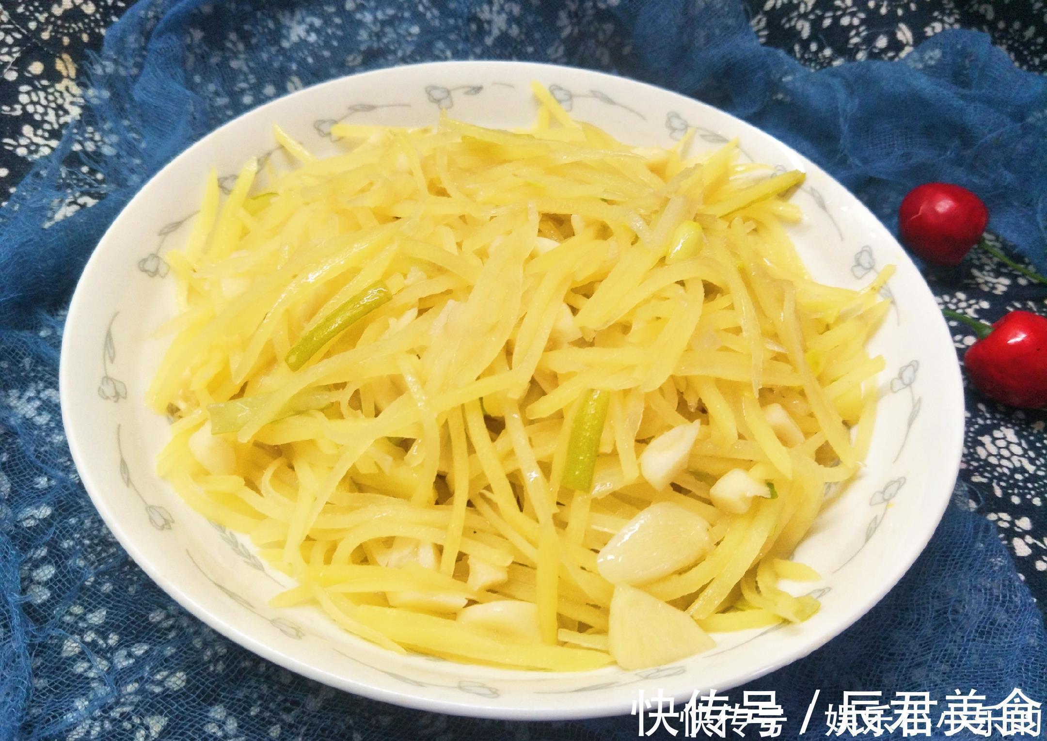 炒土豆丝时，放醋方法有讲究，教你1招，土豆丝酸香不呛口