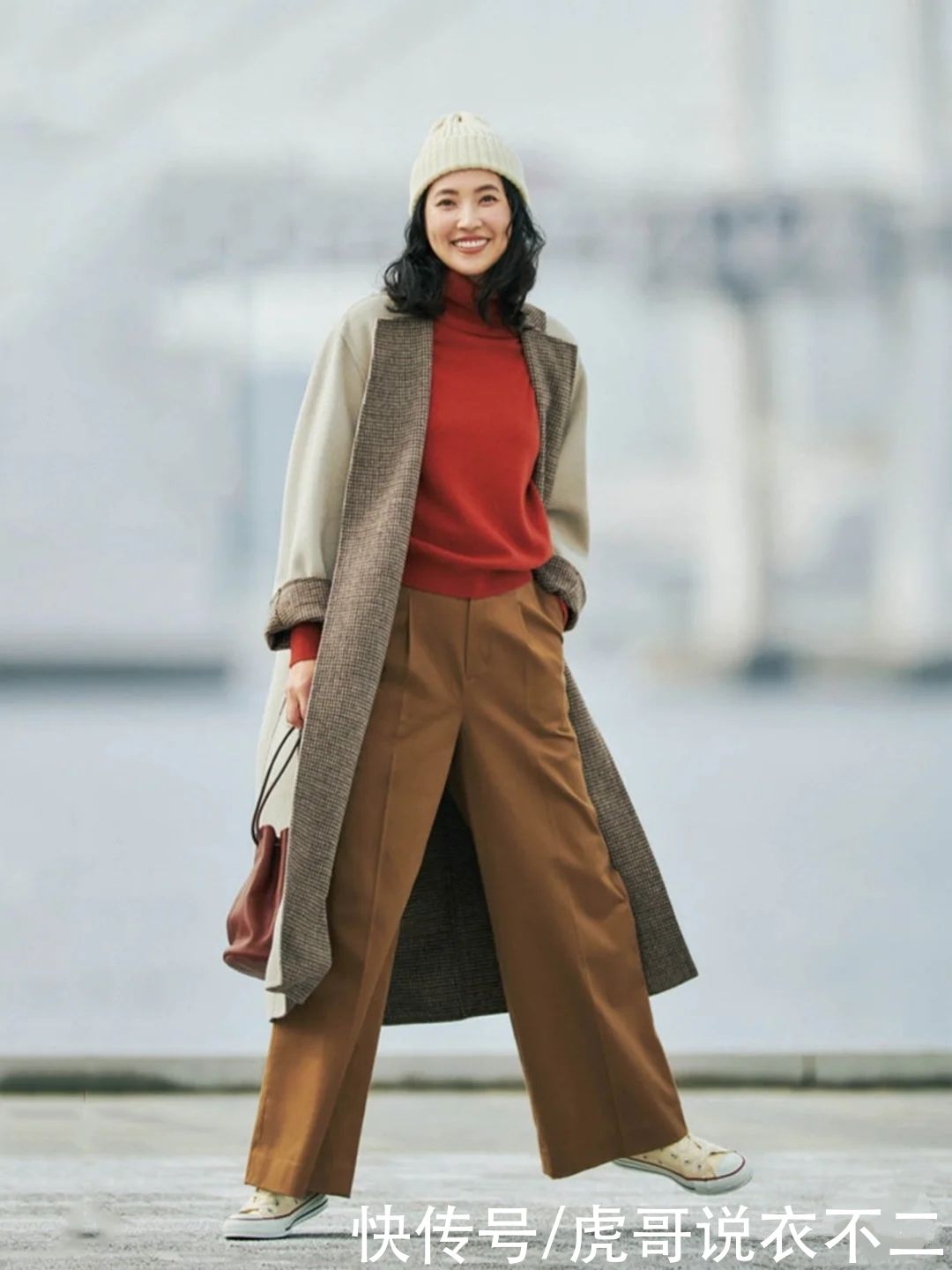大衣配高领毛衣太普通？那是你没穿对，这么穿优雅实用又时尚