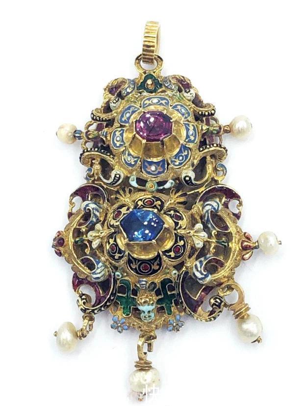 平凡家庭的一位老太去世,30件百年珠宝惊艳现世,令人十分震惊