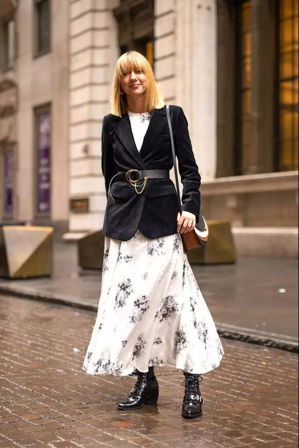 著名主持人周涛真会穿,一袭印花连衣裙清新浪漫,端庄知性