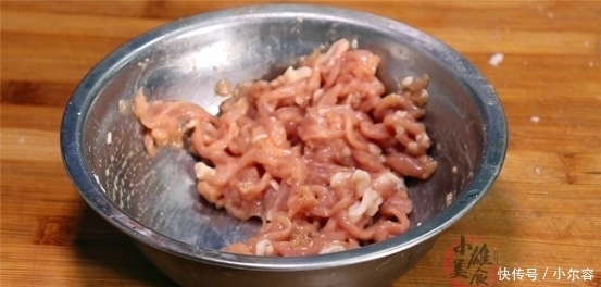 不管炒什么肉,直接下锅是“大忌”多加一步,肉不粘还嫩滑