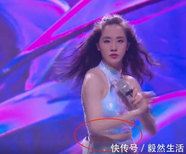王霏霏|是胖了还是衣服紧了王智复活赛回归舞台,赘肉有点遮不住了