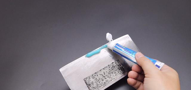 牙膏涂抹在菜刀上，作用花钱难买，可惜今天才学到，回家试一试