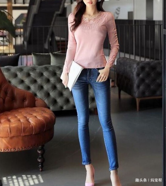 体态 小背心外披小西装,搭配牛仔裤,体态优雅,低调不张扬