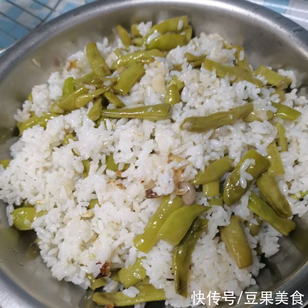 川妹子|方便简单家常菜四季豆焖饭,让你吃了还想吃