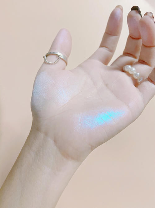 18岁贫民窟女孩爱用化妆品，学生党的福音！