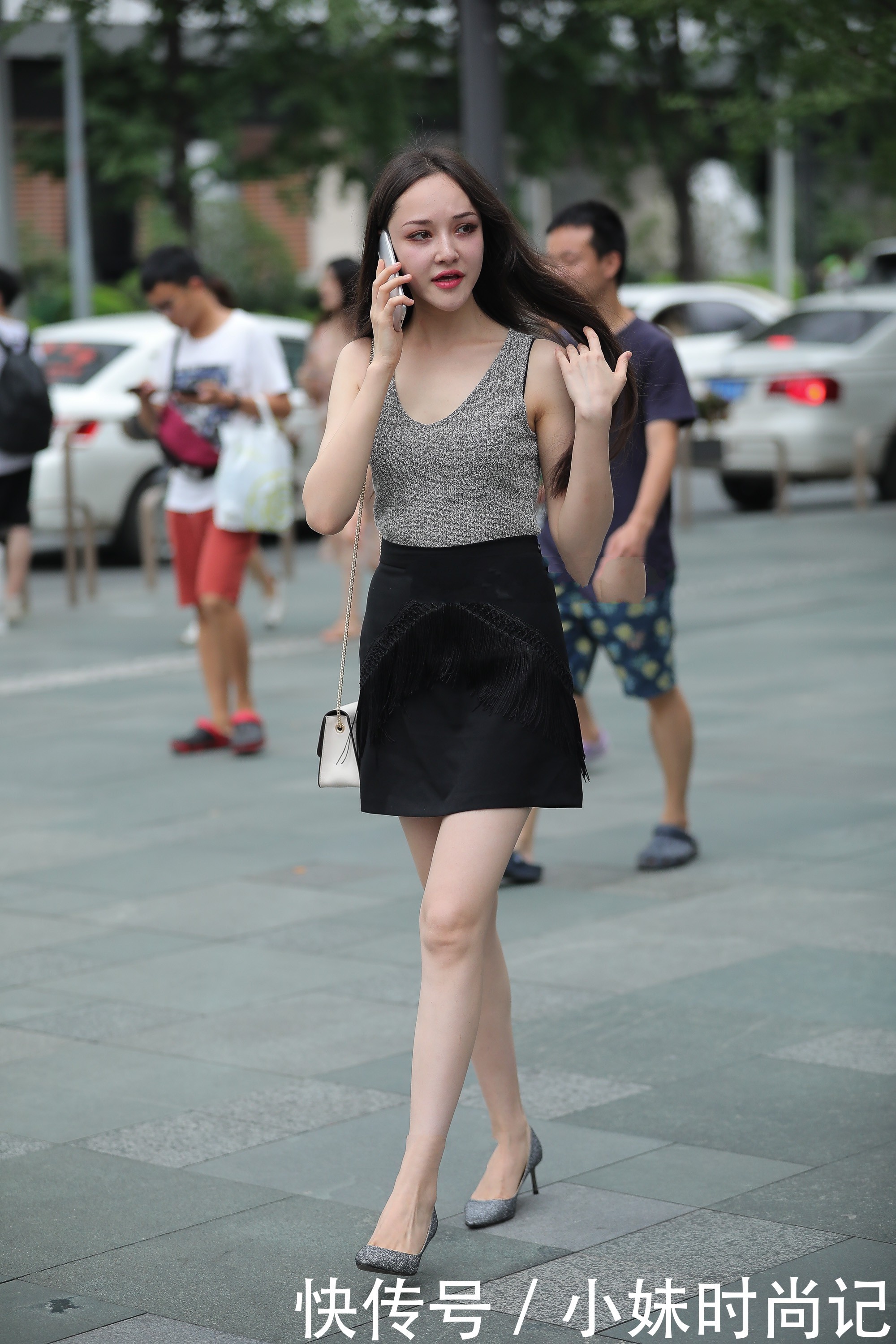 针织面料|街拍:灰色的针织背心, 穿着减龄又时尚, 而且还是百搭单品