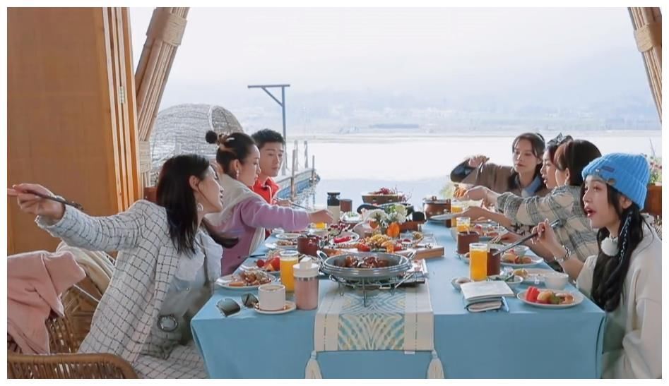 cue|劉濤當團長有多差勁?吃飯時生硬cue流程,六位嘉賓沒人接話茬