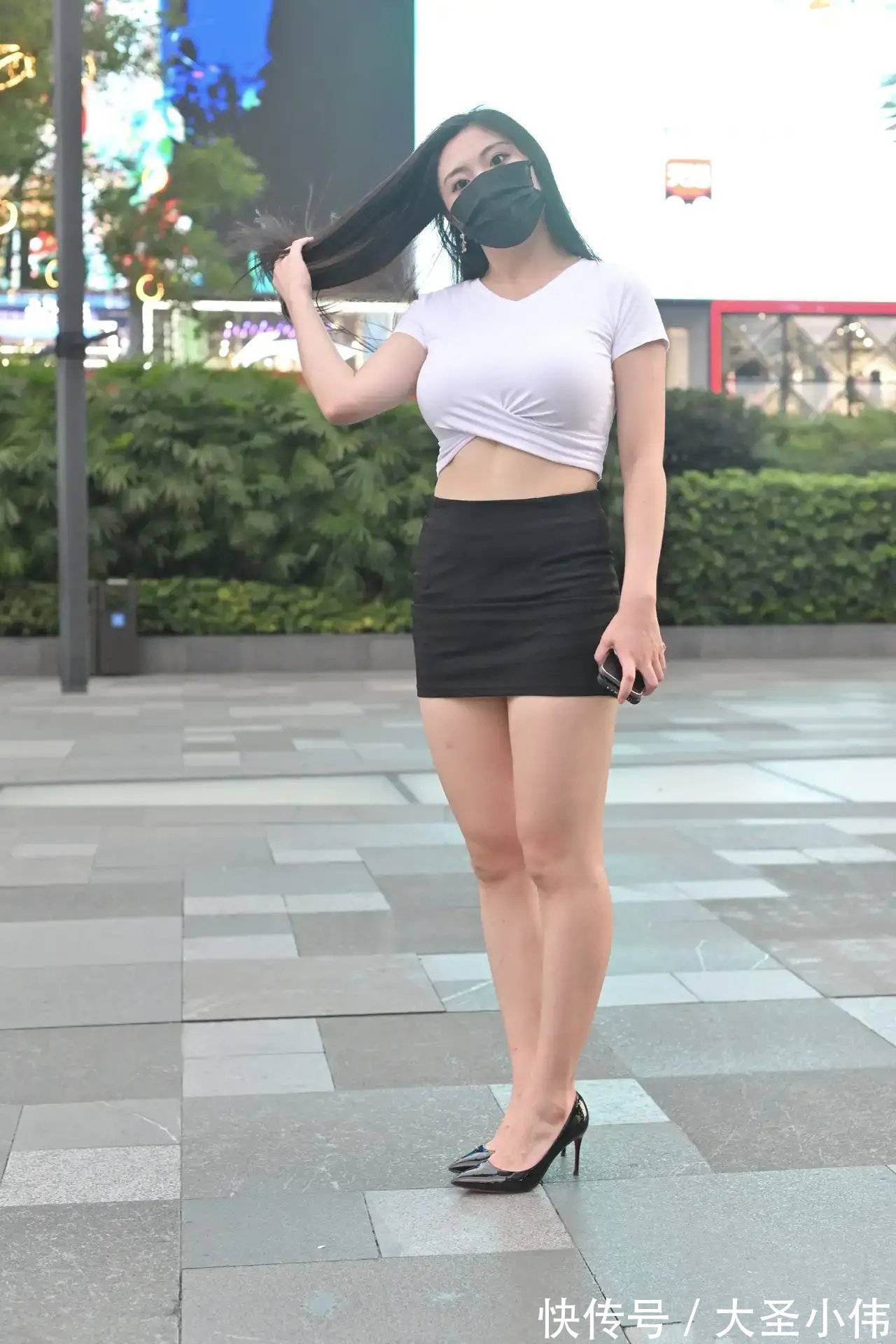 微胖身材|美女街拍:白色短款紧身短袖,搭配黑色包臀裙,经典的黑白配微胖身材也能穿