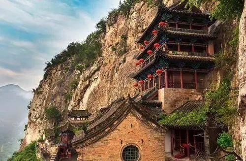  名字就|国内最神奇的悬空古建筑仅用9根铁链保持平衡，有人进入就会晃