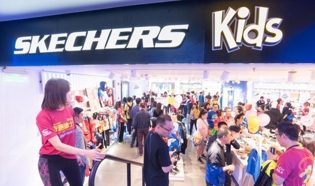 品牌 最佳女鞋品牌出现!有人说它外形丑,却年入360亿,力压安踏