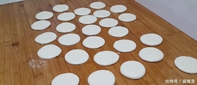 我家面粉从不蒸包子,这样做比油条馒头都简单,一次做九个不够吃