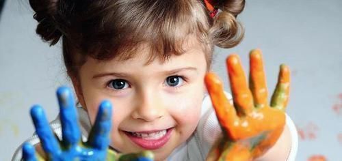 奶奶|“佛系”奶奶带娃走红，面对拆家熊娃也熟视无睹，一旁默默看戏