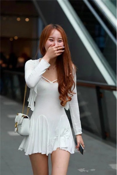 明艳动人|短发美女镂空修身裙,气质温婉,靓丽动人!