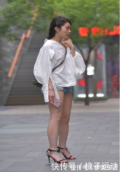 牛仔裤 白色斜肩纯棉衬衫搭配蓝色牛仔裤,大气自然,设计感十足