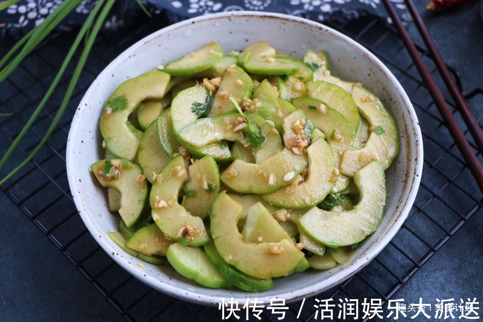 清热解毒|夏天别只知道凉拌黄瓜,比黄瓜更脆爽的凉拌菜,多吃清热解毒!