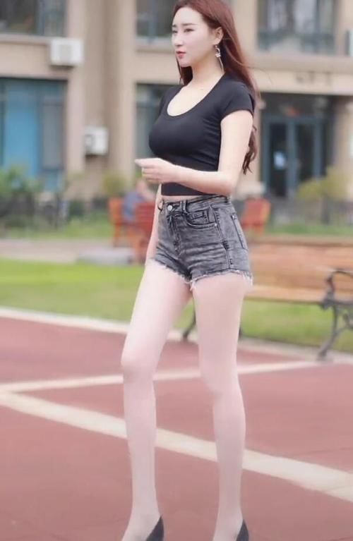 美女|如果说黑色代表成熟,全黑色的美女就有一分“熟女光芒”