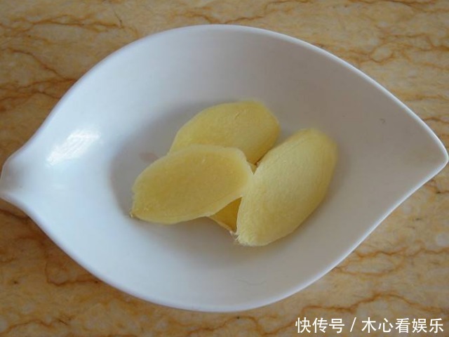 生姜|新鲜的生姜切一片,在眉毛上擦一下,眉毛又黑又浓,效果显著