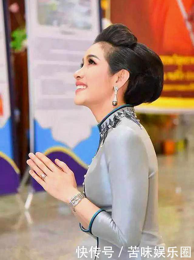 诗妮娜能屈能伸,今陪玛哈共出行,此时地位太不易