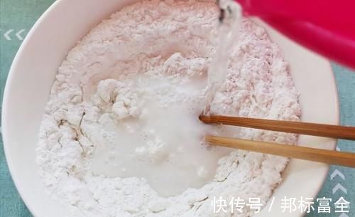 家人|这道简单的中式甜点，又香又软糯，学会了过年给家人秀起来