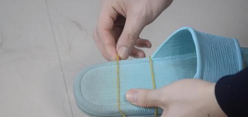 拖鞋上套一只丝袜,这个用途懂的人并不多,邻居见了纷纷学起来