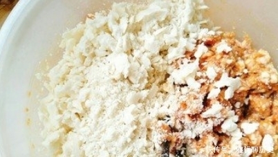 炸丸子时,牢记“3要2不要”,外酥里嫩,鲜香入味,凉了也不硬!