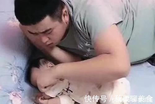 媳妇儿|爸爸陪娃睡觉,醒后发现娃不见了,吓坏了赶紧找,结果自己都乐了