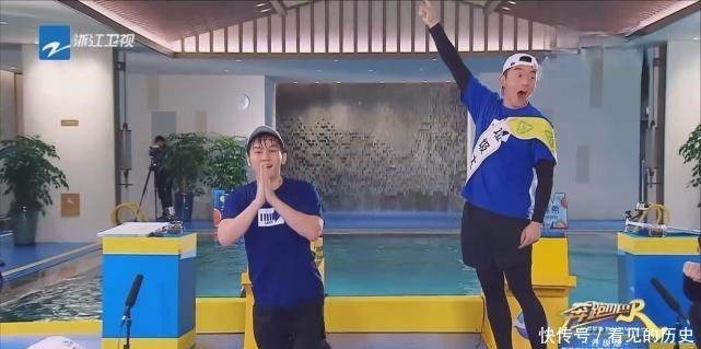 李晨在跑男录制中突然“下跪”挡镜头,只为照顾身后的她,太暖心