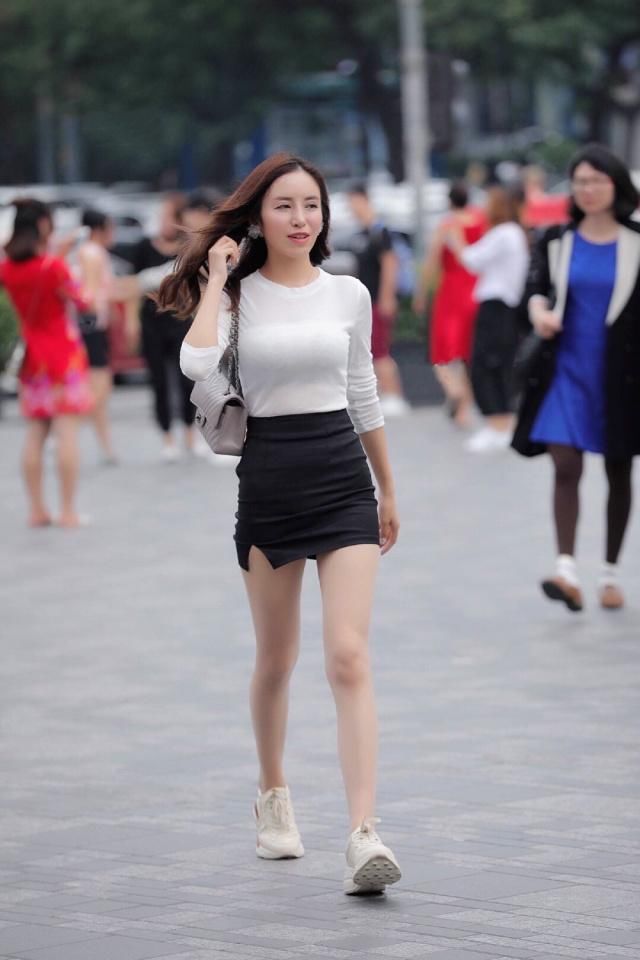 街拍|街拍：紧身包臀裙加白色上衣搭配运动鞋，休闲又不失感性