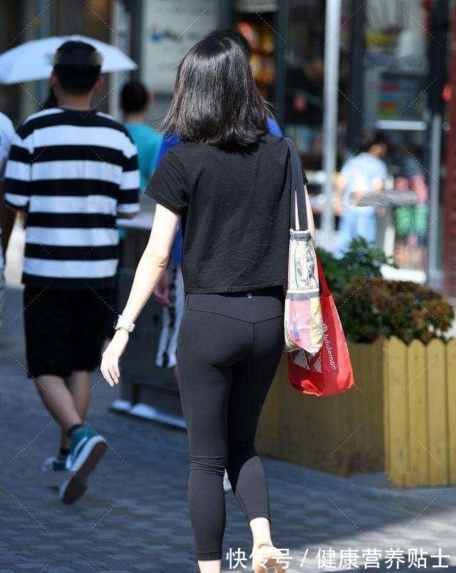 穿搭 黑色纯色短袖搭配黑色纯色打底裤，日常上班穿搭，轻松自在！