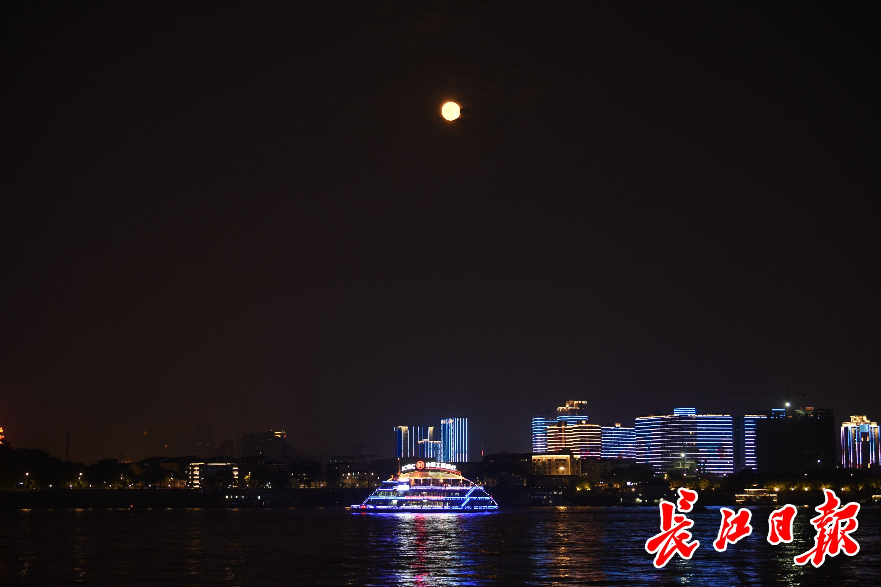 行摄武汉 2021年首轮超级月亮   a346