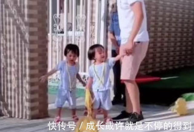 女儿|爸爸接孩子放学迟到了,女儿们一脸气愤,门卫大爷都憋不住笑了
