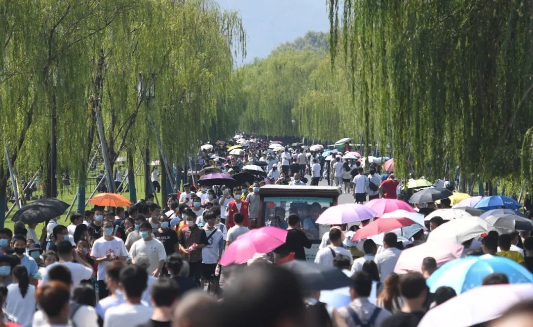 假期|假期首日，全国多地景区火爆！你去的景点人多吗？