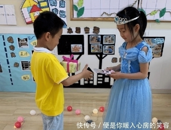 友情|幼儿园圣诞互换礼物,宝妈用千元文具只换回纸人,看到价格更崩溃