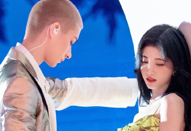 孟美岐 鞠婧祎才是真团宠,被米卡壁咚不算啥,官方合照海报也站在C位