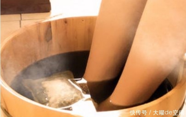 常用艾叶泡脚的女人,最后发生了什么?4大变化或许会悄悄降临