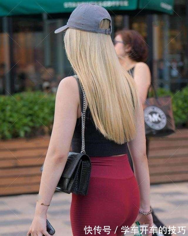 丝绒 白色无袖上衣搭配露踝打底裤,简约大方,整体看起来轻熟知性!