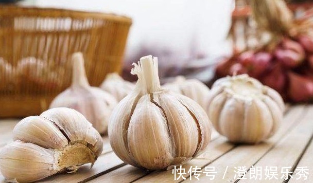 丙烯酰胺|炒菜时先放大蒜,会产生致癌物吗?其实以下两种食物是致癌户
