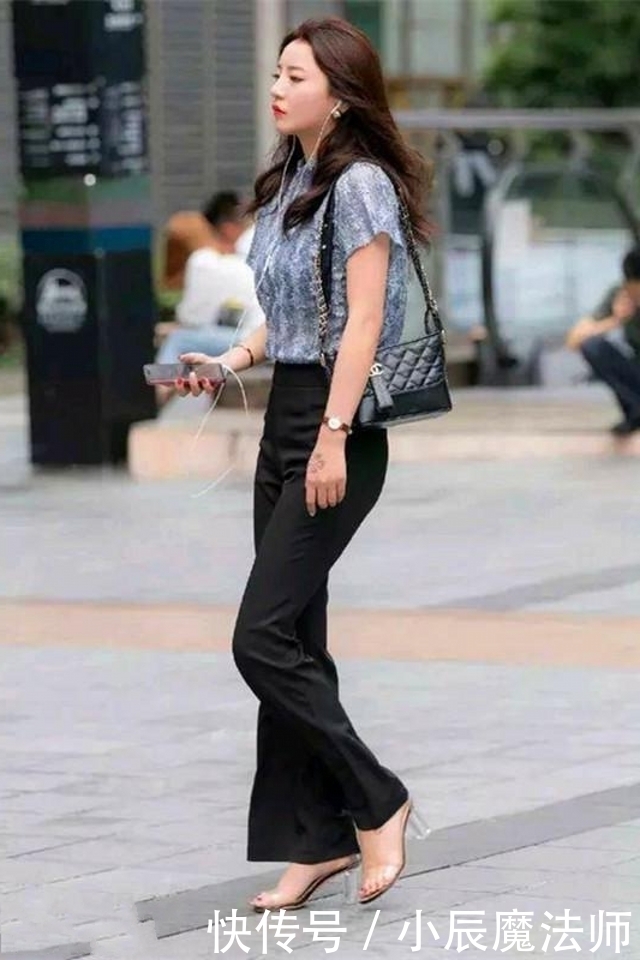 路人街拍,美女搭配黑色的修身打底衫,更显自信优雅