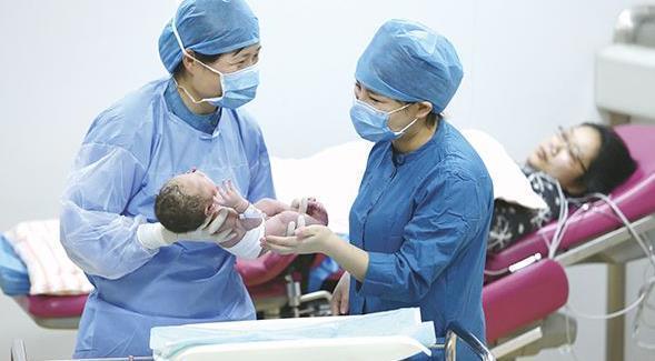 预产期|胎儿发动后去医院，孕妈是穿裤子更合适？还是穿裙子更方便？