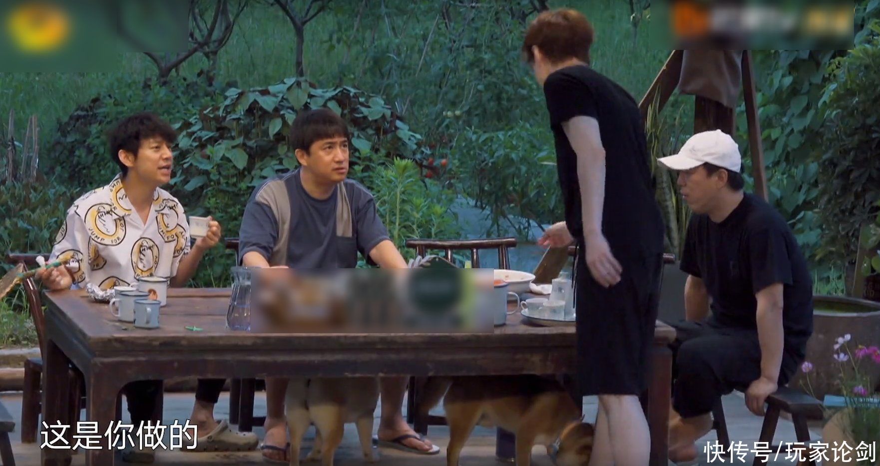 家人们|彭昱畅炒菜时肉掉在了地上，张艺兴举动成亮点，再也不说他奢侈了