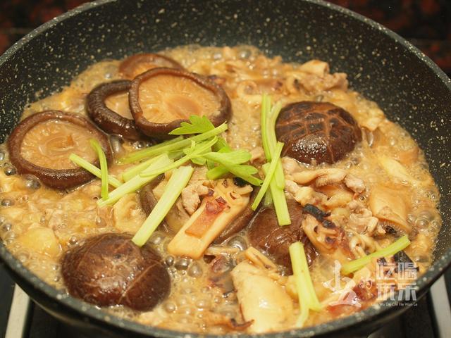 跟着张新民老师学做菜，香菇墨鱼焖鸡肉，香浓入味好下饭